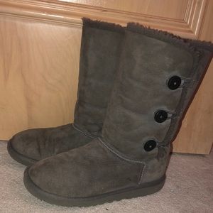 (Kids 6/Women’s 8) Tall Grey Bailey Button Ugg